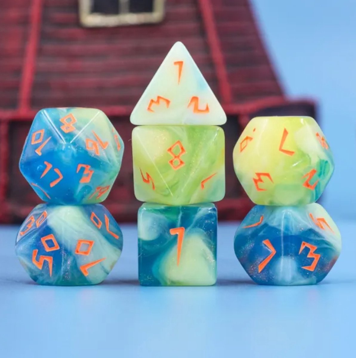Veras Arts & Dice | Dobbelstenen Set voor RPGs als Dungeons and Dragons | 7 stuks per set | Stormcaller | (Deels) Transparant Blauw, Wit en Geel en Afgewerkt met Neon Oranje Cijfers in een Viking Lettertype | Met Dice Bag